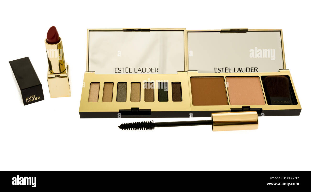 Winneconne, WI - 28. Oktober 2017: Eine Kollektion von Estee Lauder Make-up-Produkten auf einem isolierten Hintergrund. Stockfoto
