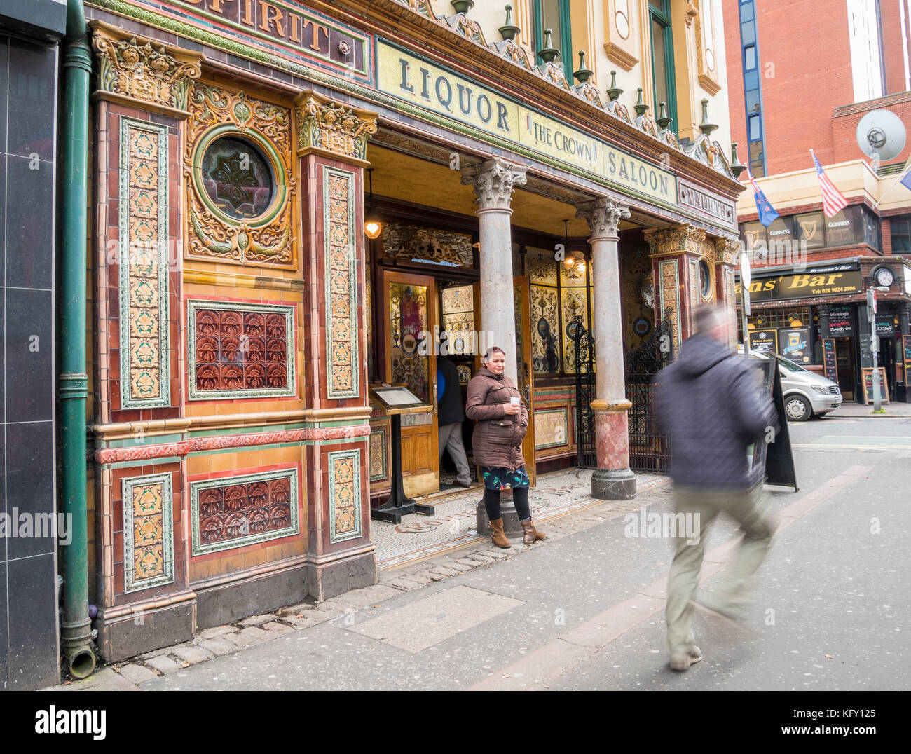 The Crown Liquor Saloon, Victoria Street, Belfast. Ein weltberühmter viktorianischer Pub im Zentrum von Belfast Stockfoto