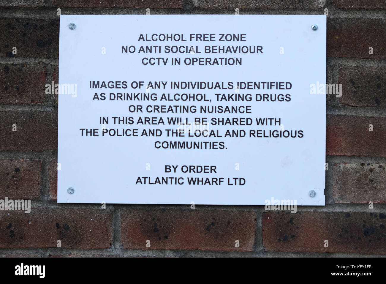 Anti-Social-Beavior-Zeichen auf dem Themse-Pfad bei Atlantic Wharf London UK Stockfoto