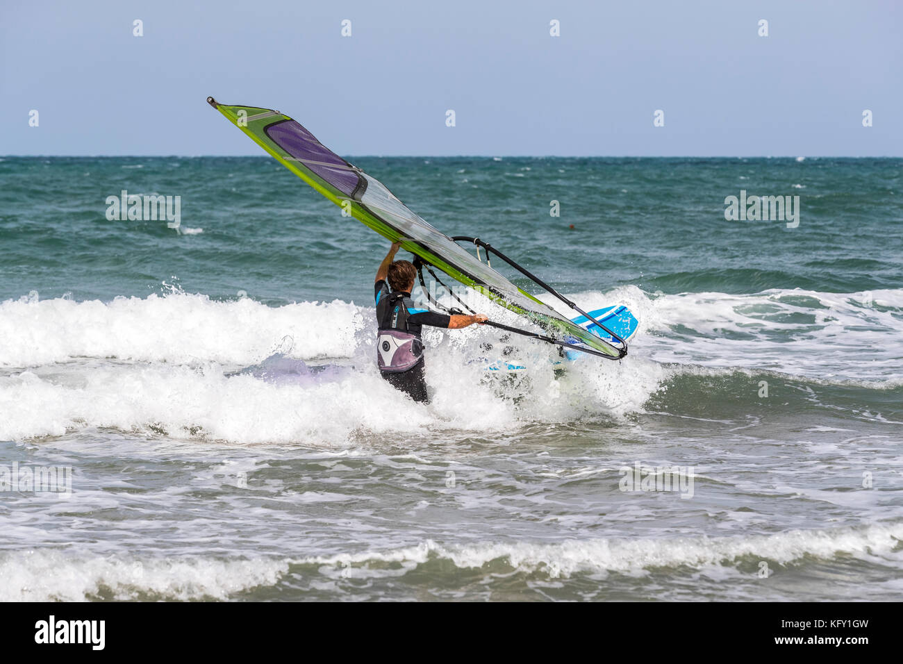 Windsurfer auf Vieste und den Gargano Nationalpark. Italien. Stockfoto