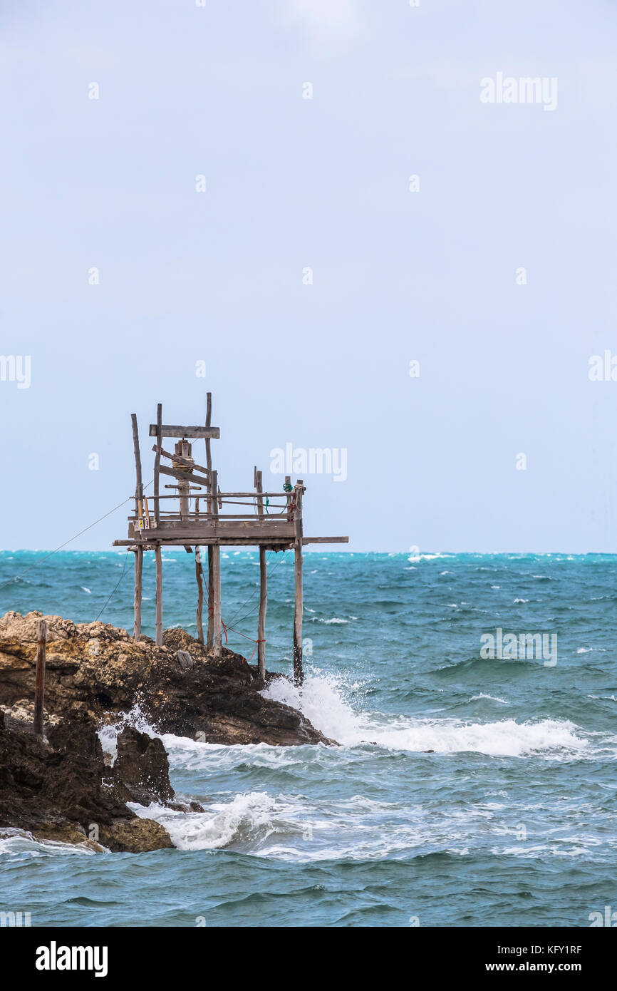 Die traditionelle Fischerei Tower, Vieste und den Gargano Nationalpark. Italien. Stockfoto