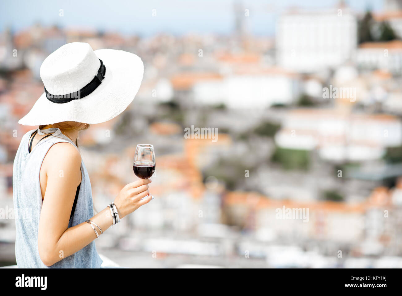 Frau mit einem Glas Portwein in Portugal Stockfoto