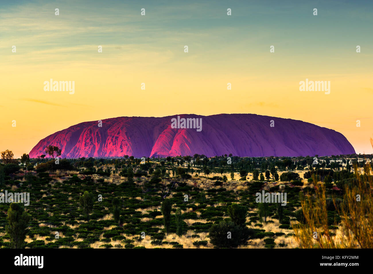 Uluru (Ayers Rock) bei Sonnenaufgang, Uluru-Kata Tjuta National Park, UNESCO-Weltkulturerbe, Northern Territory, Australien Stockfoto