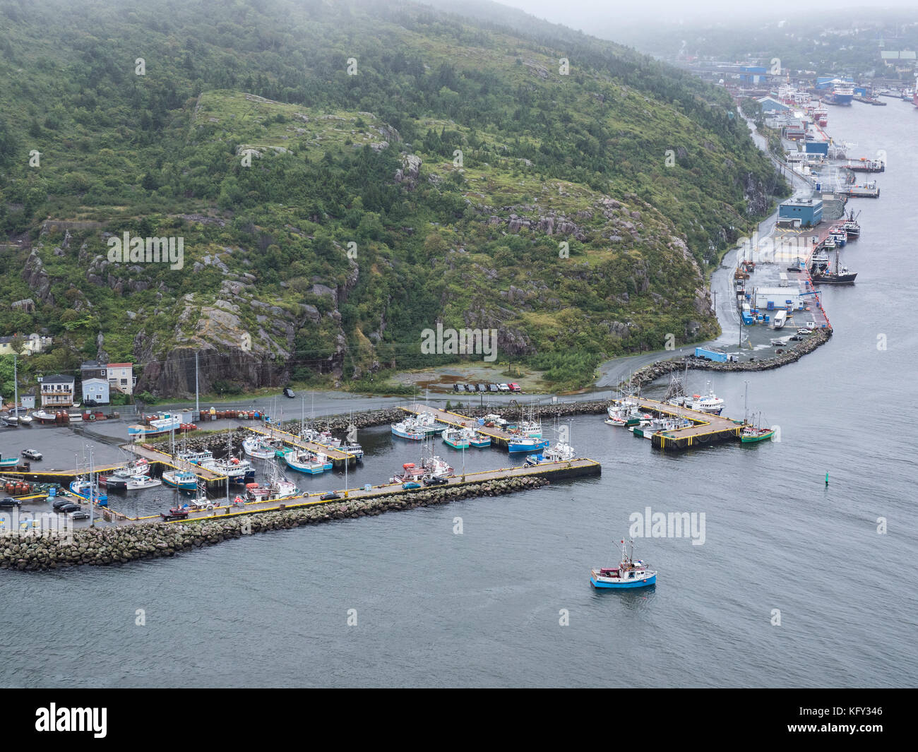 Fischerboote im Hafen von Signal Hill, St. John's, Neufundland, Kanada aus gesehen. Stockfoto