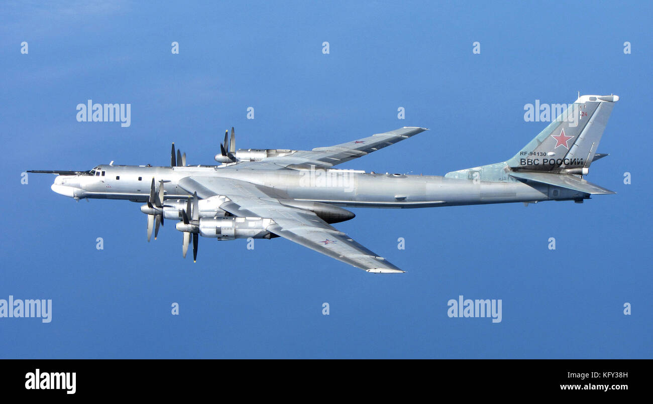 Die sowjetischen TU-95 "Bear" H fotografierten im April 2014 aus einem Schnellreaktionswarnflugzeug (QRA) des Typs RAF Typhoon mit 6 Squadron von RAF Leuchars in Schottland. Foto: Mod Stockfoto