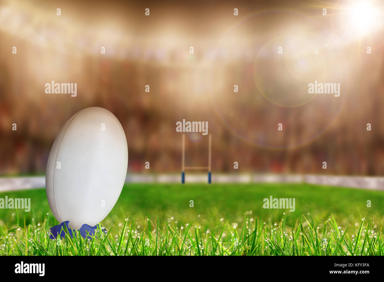 Low Angle Blick auf die weissen Rugby Ball in ein Kicking Tee auf dem Gras für den Umbau oder die Elfmeter Richtung Tor Post bereit. Absichtliche geringe Tiefe von fi Stockfoto