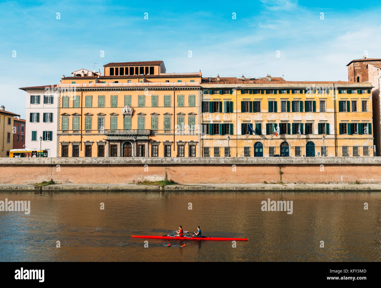 Die ruderer auf dem Fluss Arno in Pisa, Toskana, Italien mit herrlichem Bunte italienische Architektur im Hintergrund Stockfoto
