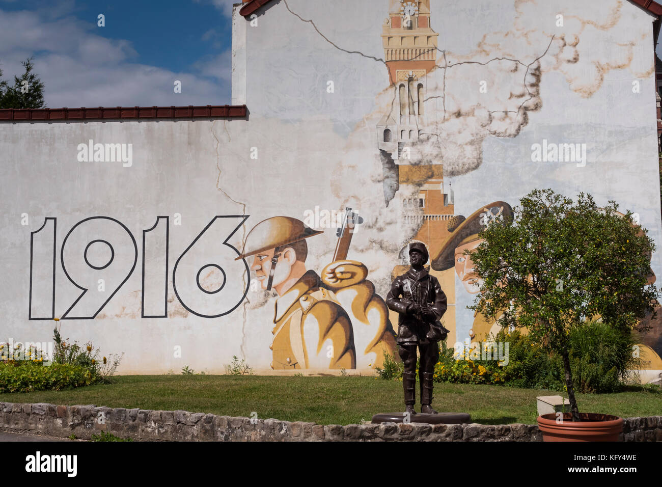 Wandbild auf ein Haus in Albert zeigt eine Szene aus der Schlacht an der Somme 1916 Albert Peronne Somme Hauts-de-France Frankreich Stockfoto