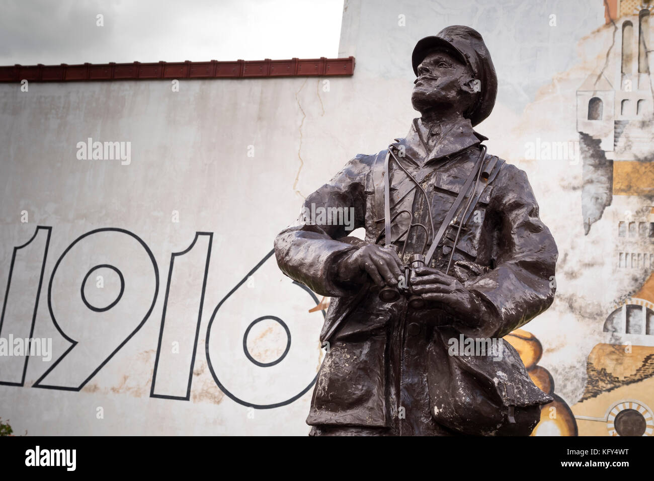 Wandbild auf ein Haus in Albert zeigt eine Szene aus der Schlacht an der Somme 1916 Albert Peronne Somme Hauts-de-France Frankreich Stockfoto