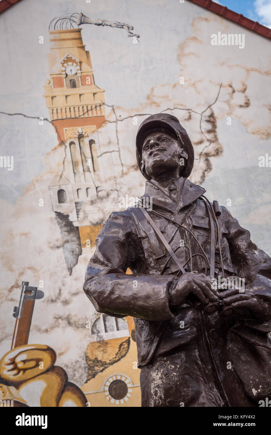 Wandbild auf ein Haus in Albert zeigt eine Szene aus der Schlacht an der Somme 1916 Albert Peronne Somme Hauts-de-France Frankreich Stockfoto