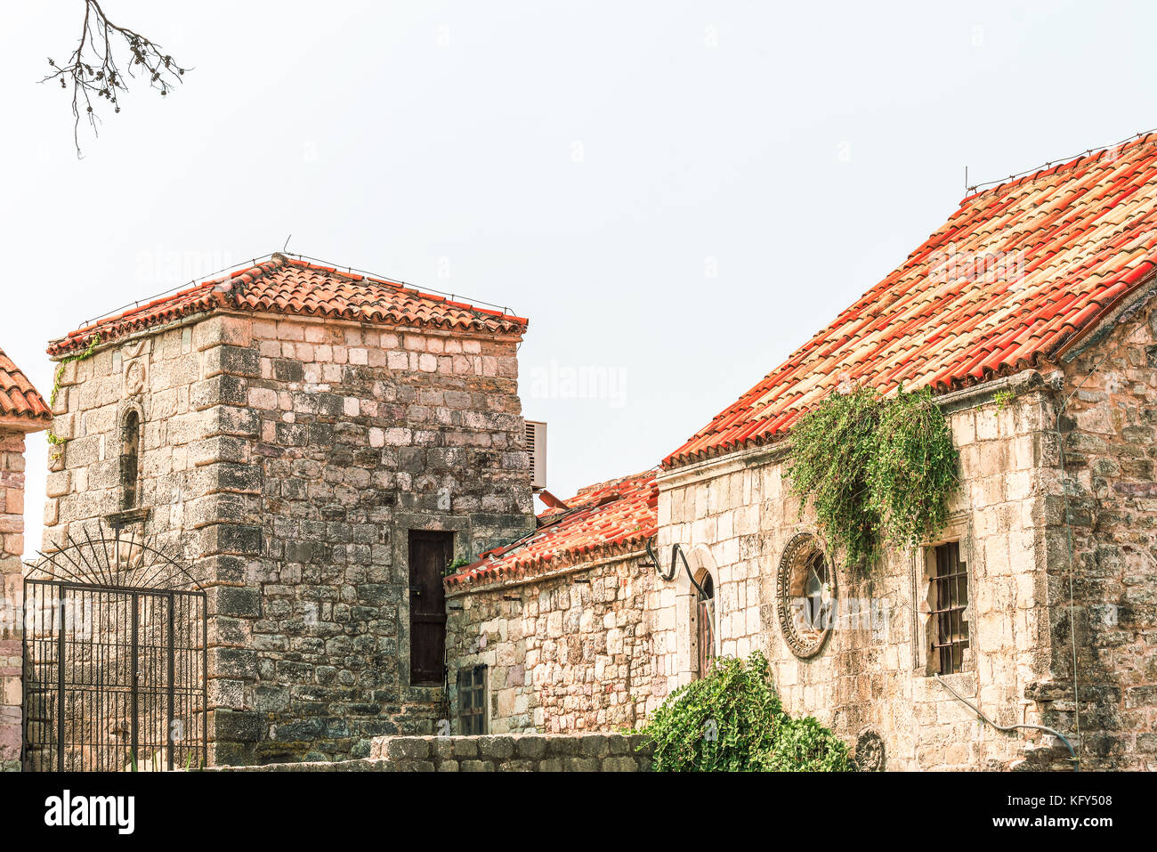 Fragment der Gebäude der Altstadt von Budva, Montenegro. Die erste Erwähnung der Stadt ist mehr als 2600 Jahre her. Stockfoto