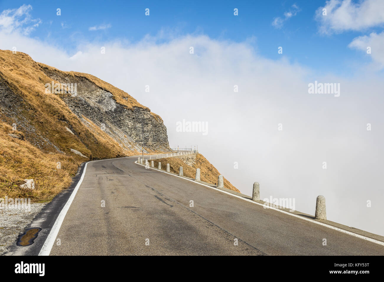 Auf der Straße zwischen Grimsel und Furka Pass in den Alpen in der Schweiz. die Straße links in den Kantonen Bern und Uri. Stockfoto