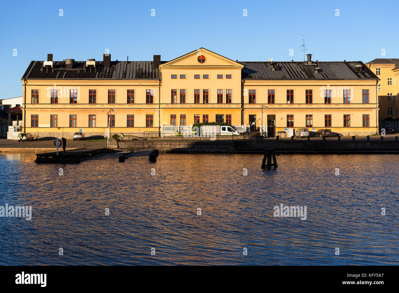 Karlskrona, Schweden - 30. Oktober 2017: Umwelt Dokumentarfilm. Morgen Sonnenschein über eines der Weltkulturerbe Gebäude der alten Sparre bat Stockfoto