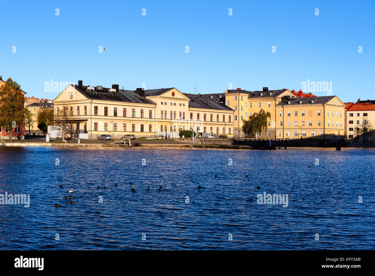 Karlskrona, Schweden - 30. Oktober 2017: Umwelt Dokumentarfilm. Die alten sparre Bataillon Gebäude vom Meer aus gesehen, jetzt Weltkulturerbe und uns Stockfoto