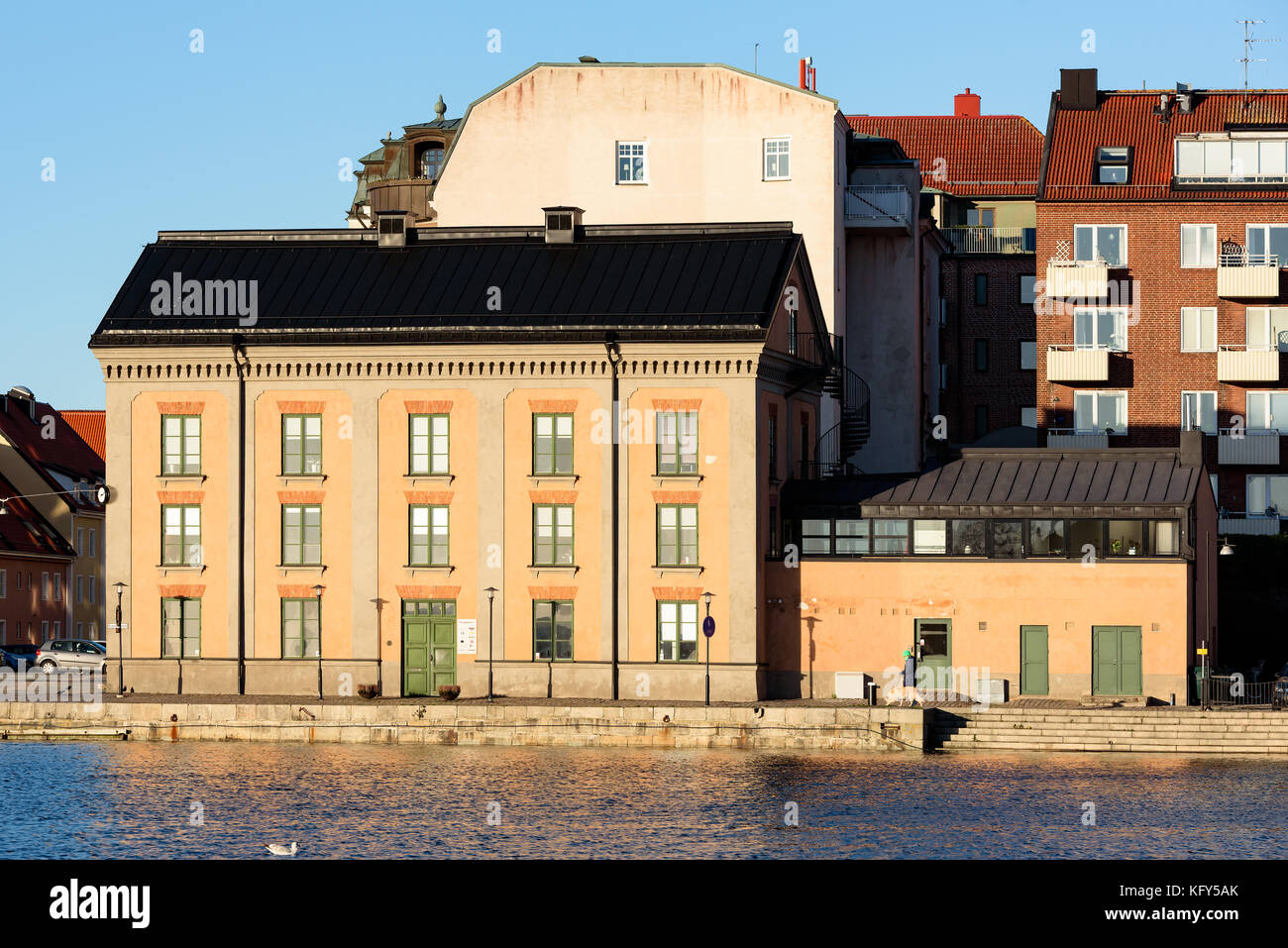 Karlskrona, Schweden - 30. Oktober 2017: Umweltdokumentation. Das historische Gebäude des Hollstromska-Lagerhauses vom Meer aus gesehen. Stockfoto