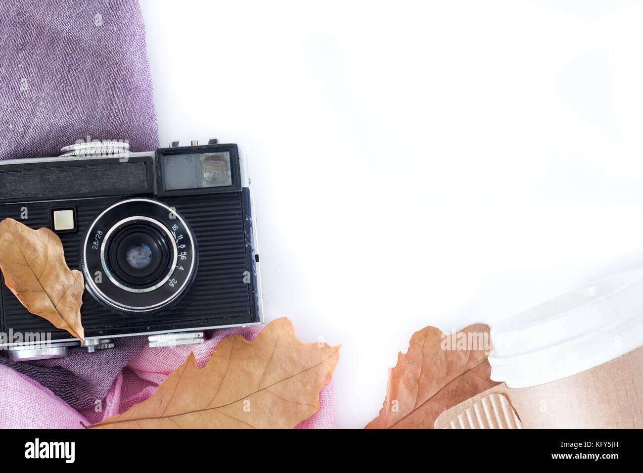 Retro Kamera und Kopieren mit Ahorn Blätter im Herbst Grenze Design - Konzept der Erinnerung und der Nostalgie im Herbst Saison. Vintage rustikalen Stil. Stockfoto