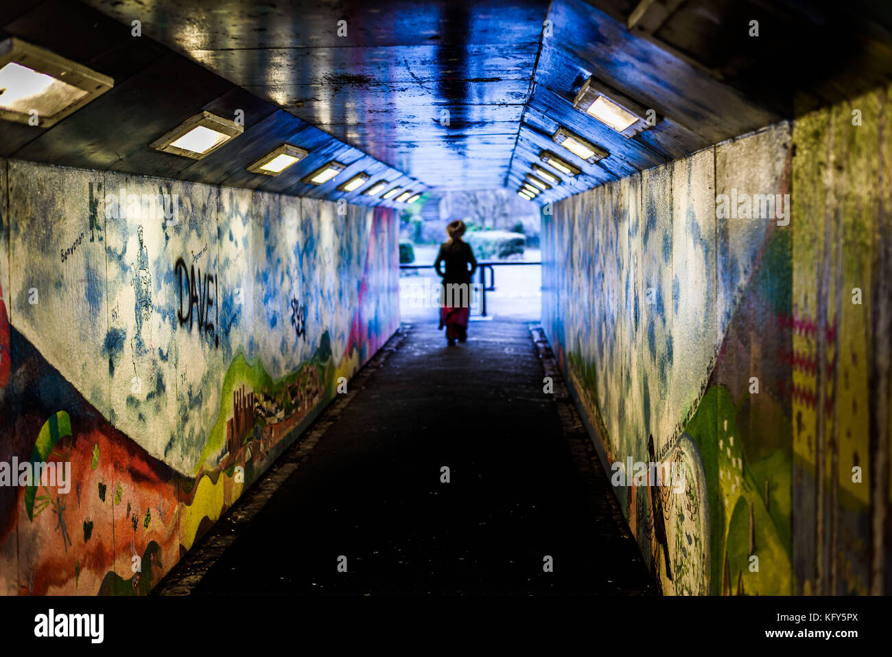 Eine einsame Frau, die am Ende eines städtischen U-Bahn. Stockfoto