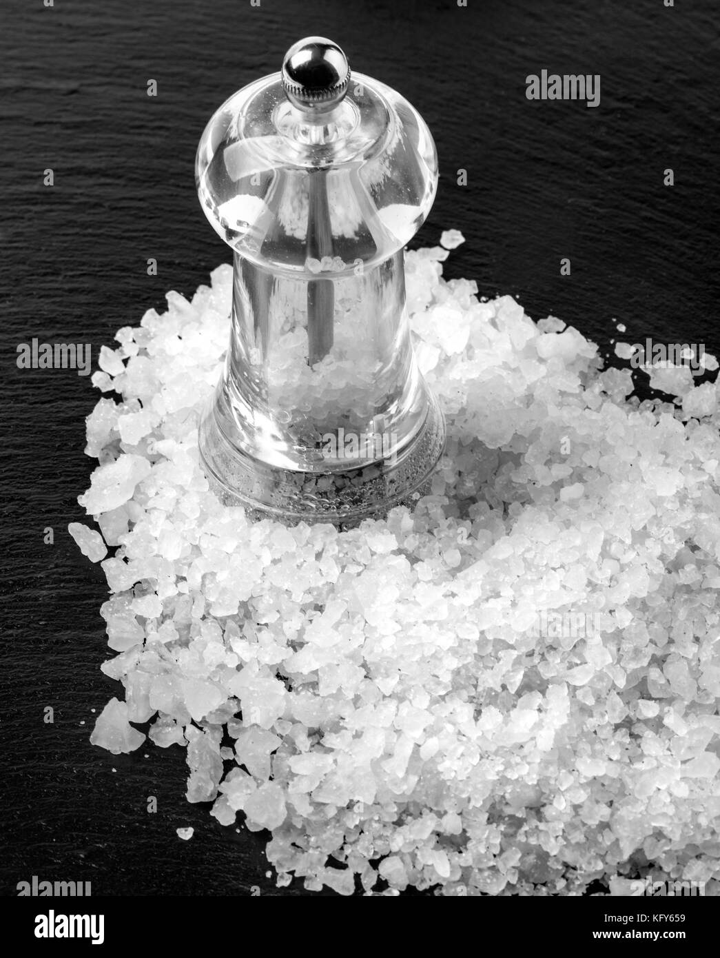 Weiße Salz auf schwarzen Hintergrund mit Kopie Raum Stockfoto