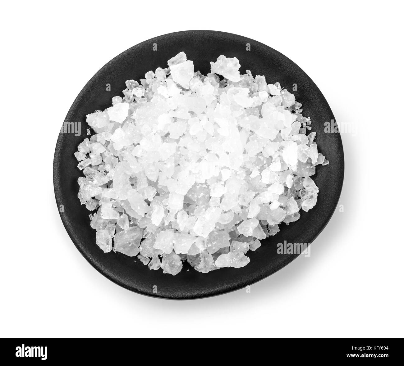 Salz in eine hölzerne Schüssel auf weißem Hintergrund mit Freistellungspfad isoliert Stockfoto