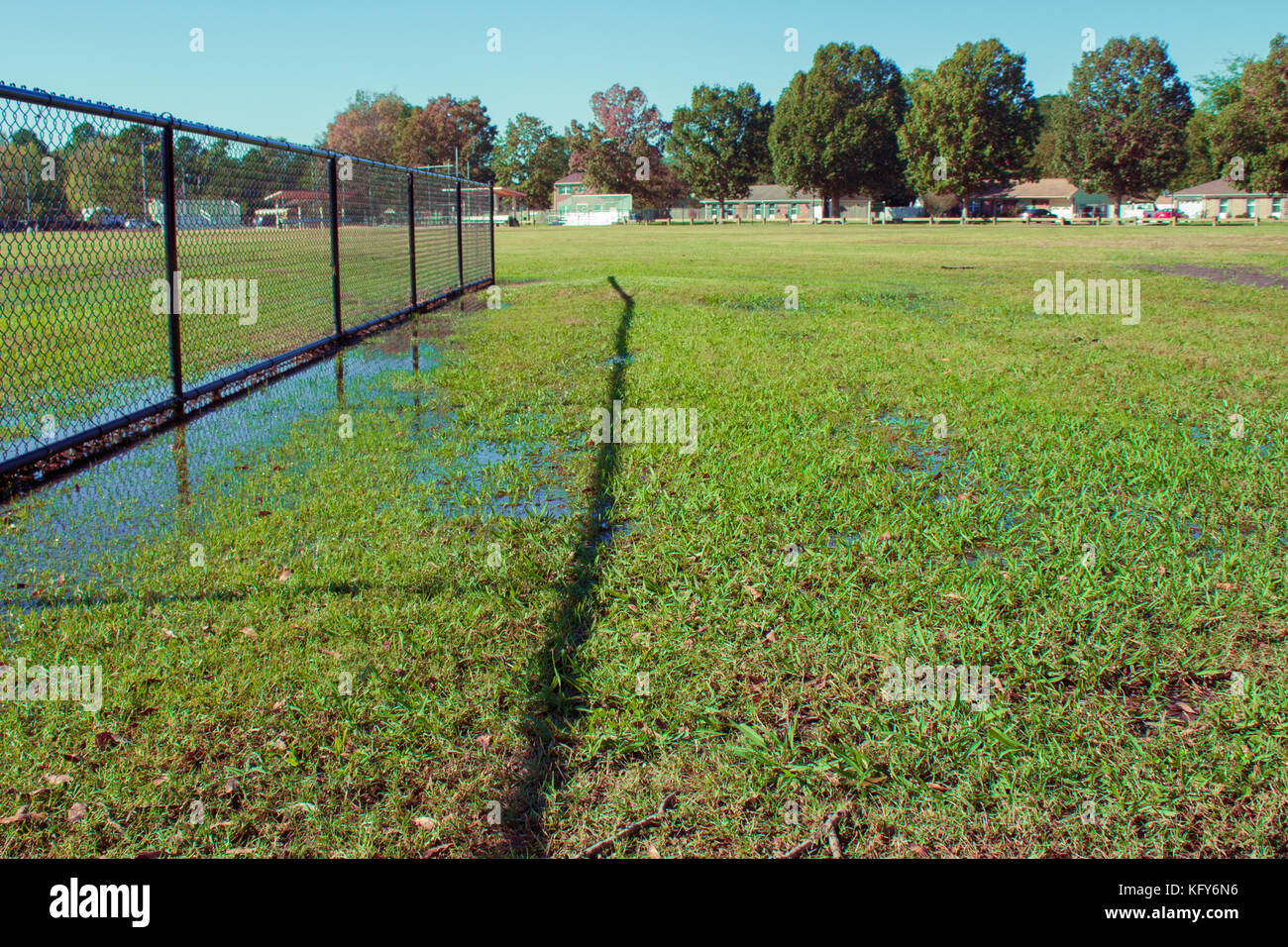 Offenes Feld außerhalb einer Recreation Center Stockfoto