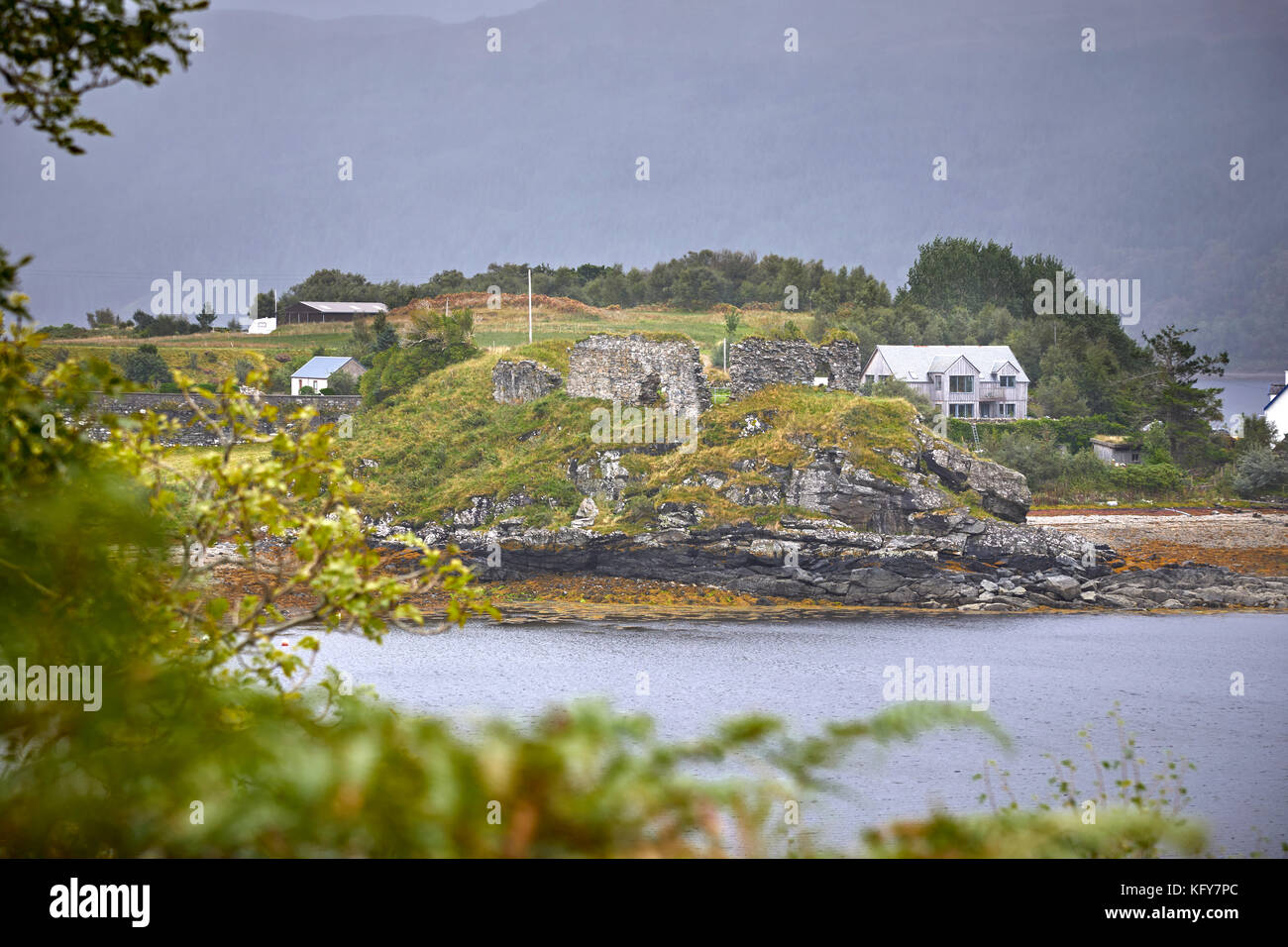 Historischen Ruinen von strome Schloss an der North Strome. von Single Track Road zu ardaneaskan. In der Nähe von lochcarron. Westküste von Schottland Stockfoto