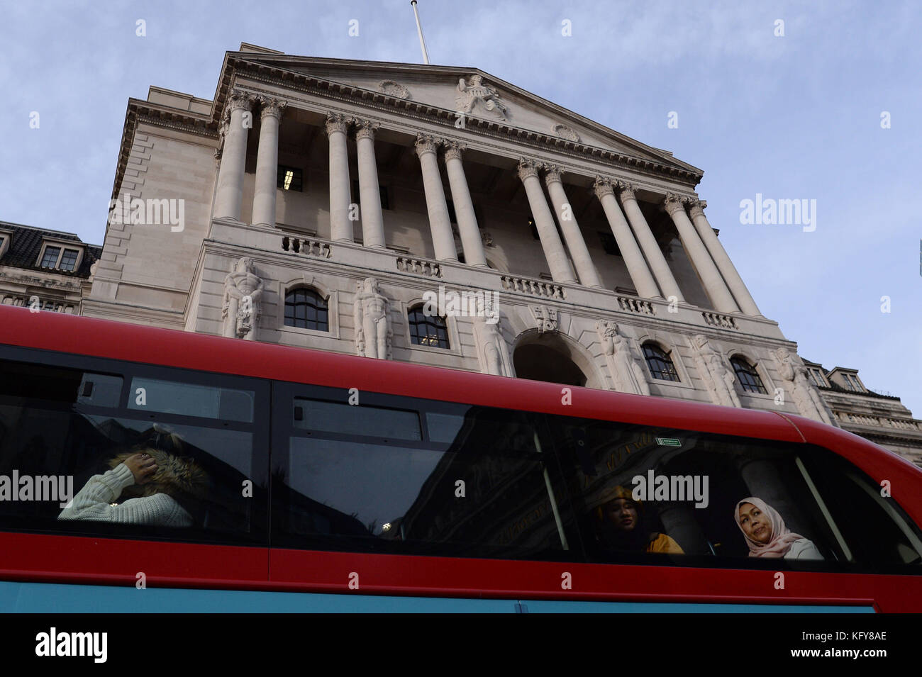 Ein Bus fährt an der Bank of England in London vorbei, da die Haushalte am Donnerstag voraussichtlich mit dem ersten Anstieg der Zinssätze seit mehr als 10 Jahren betroffen sein werden, wobei die Bank of England nach einer Abkühlung der steigenden Inflation sucht. Stockfoto