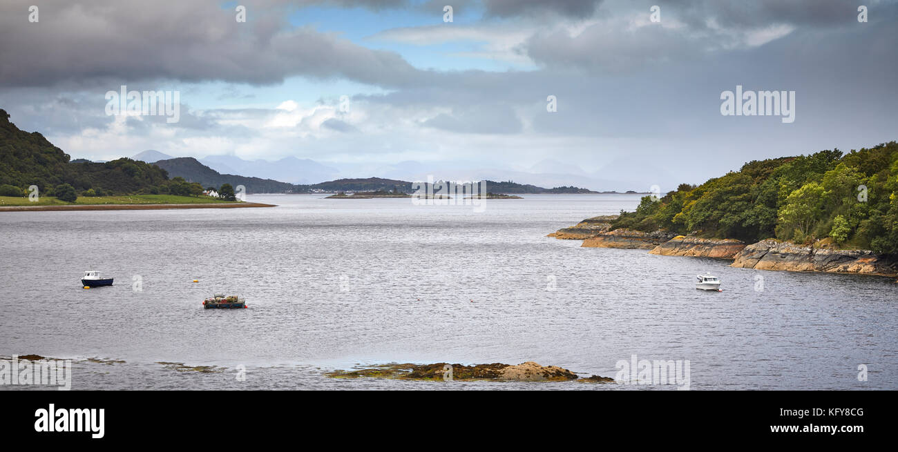 Bedeckt Blick nach Westen über den Loch Carron aus historischen mittelalterlichen Ruinen von strome Schloss an der North Strome. lochcarron. Westküste von Schottland Stockfoto