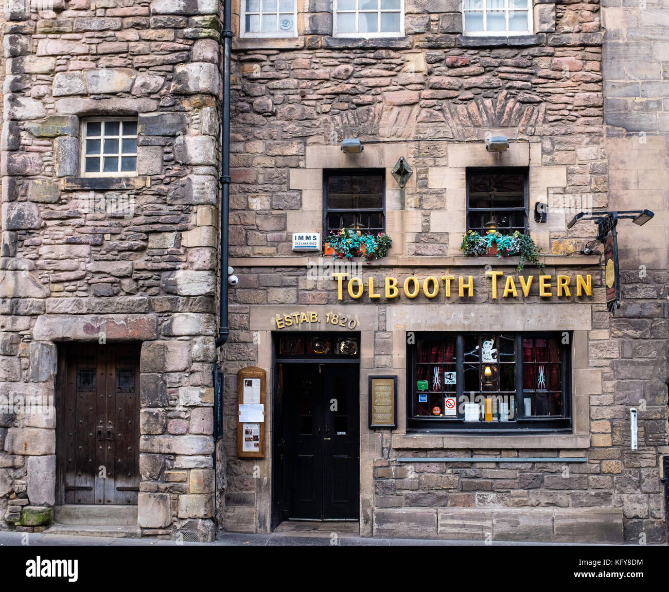 Außenansicht des Tollbooth Tavern Pub an der Royal Mile in Edinburgh, Schottland, Großbritannien. Stockfoto