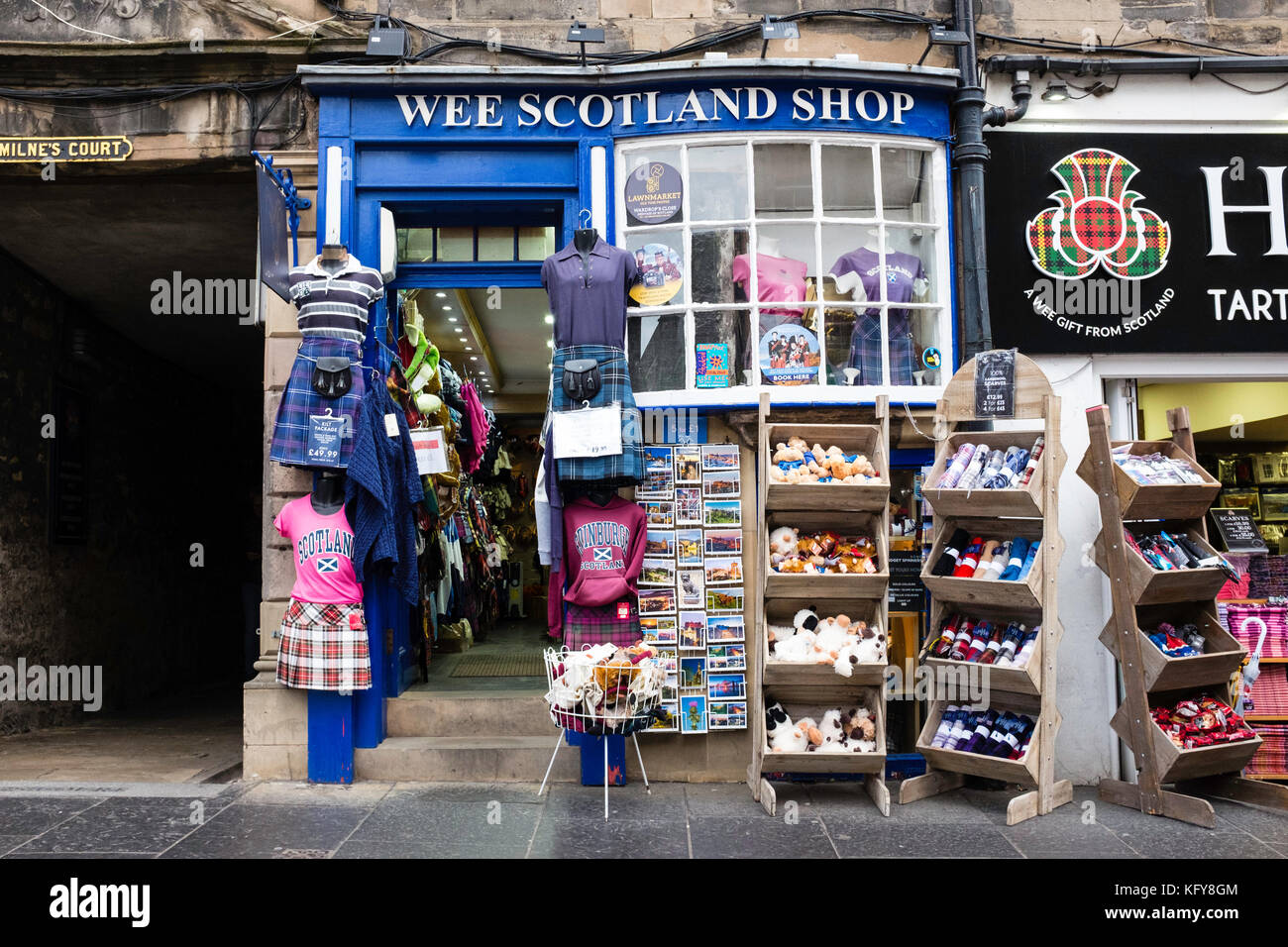 Außenansicht des typischen Souvenir-Shops für Touristen auf der Royal Mile in Edinburgh, Schottland, Großbritannien. Stockfoto