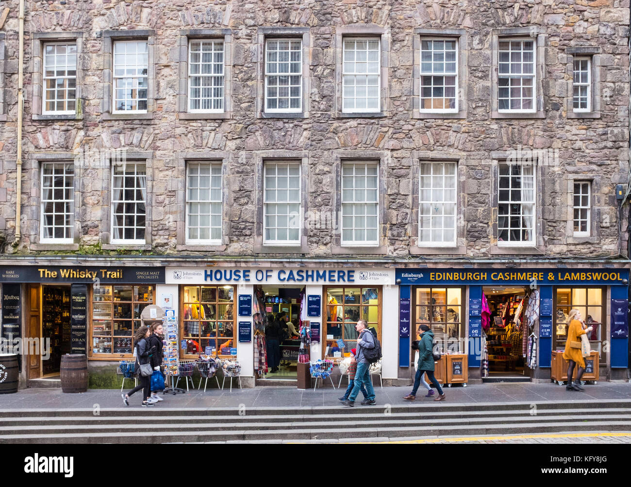 Außenansicht der typischen Souvenirläden an der Royal Mile in Edinburgh, Schottland, Großbritannien. Stockfoto