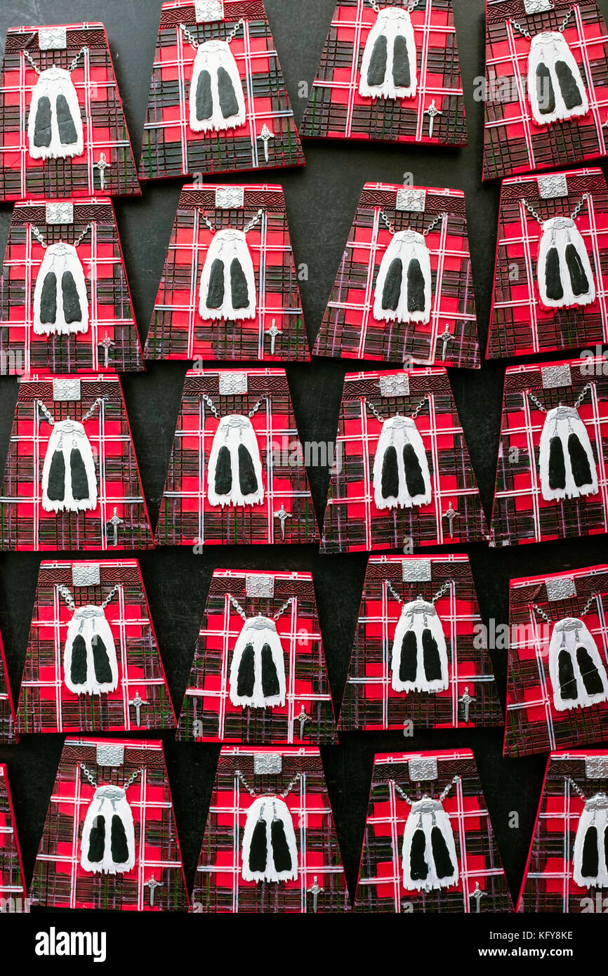 Geometrische Ansicht von Kühlschrankmagneten in Form von schottischen Kilts zum Verkauf im Souvenirladen an der Royal Mile in Edinburgh, Schottland, Großbritannien Stockfoto