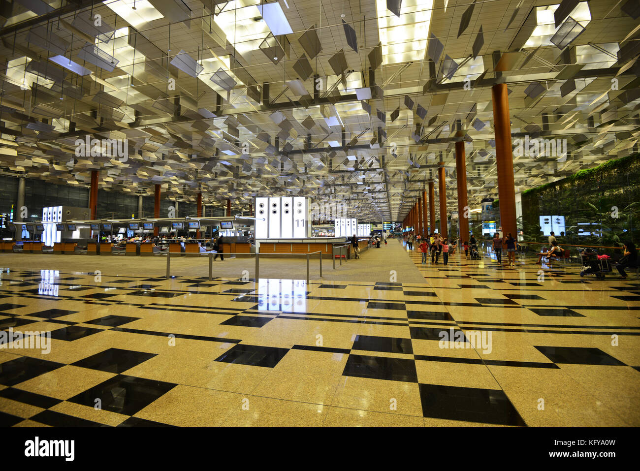 Flughafen Singapur. Die Fahrgasthalle ist ein riesiger Raum mit bemerkenswerter Architektur und Einrichtung. Stockfoto