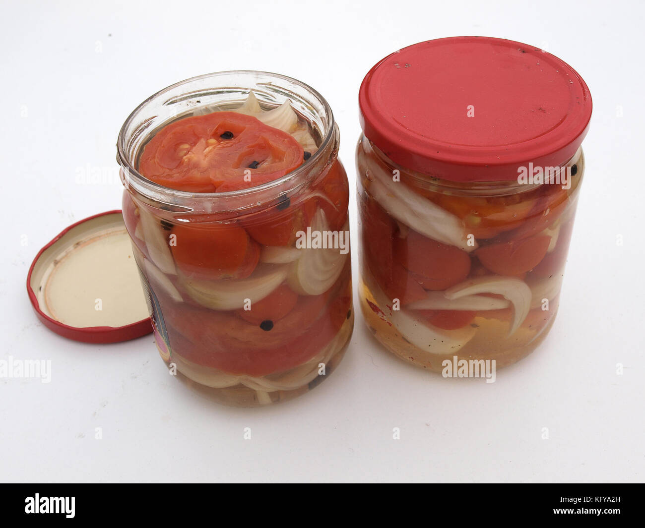 Gläser mit konservierten Tomaten und Zwiebeln in Gelee Stockfoto