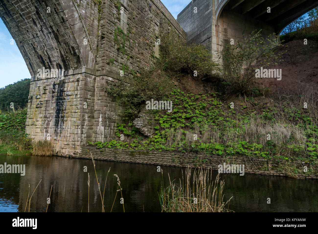 Die Pfeiler der Jubilee Bridge, die 1799 und 1696 Brücken. Stockfoto