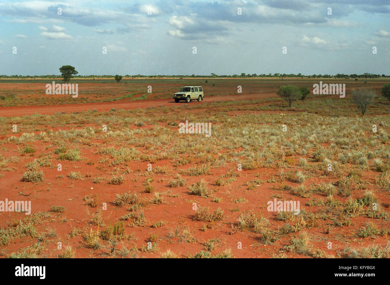 Ein 4WD auf einem roten Schmutz outback Track, der Schnittlinie, zwischen Wanaaring und Tibooburra, Outback New South Wales, Australien. Stockfoto