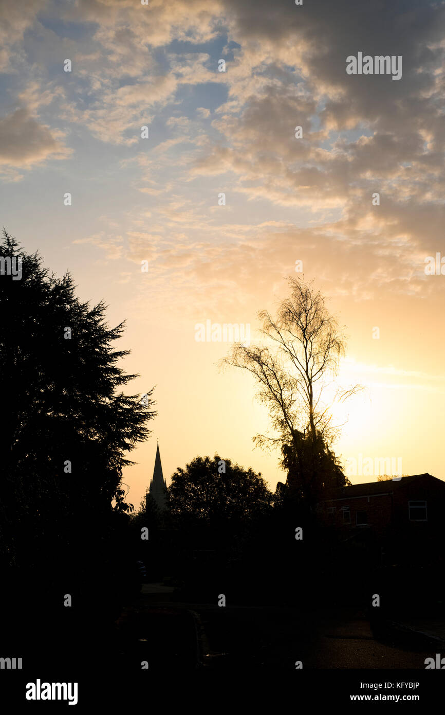 Sonnenuntergang Silhouette des Adderbury Kirchturm in der Landschaft Oxfordshire. England Stockfoto