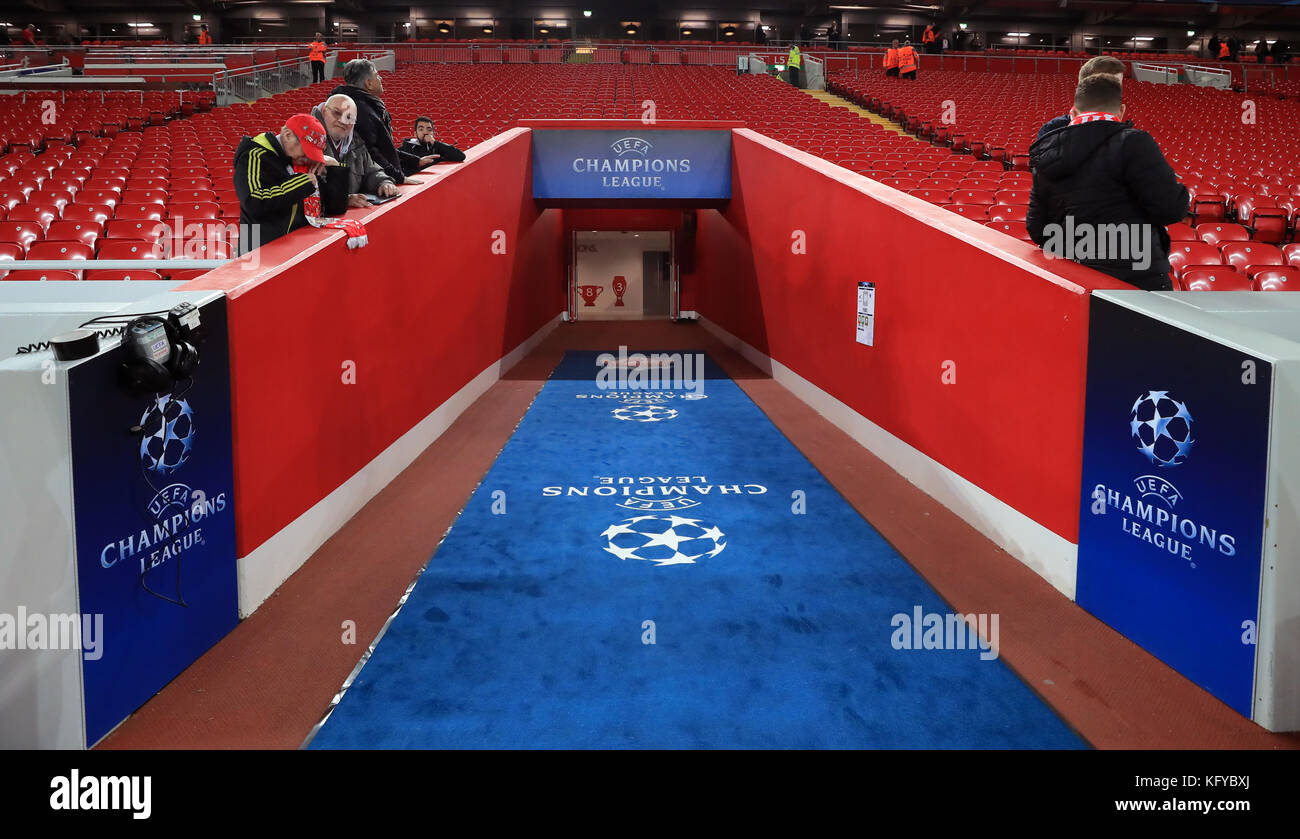 Die Spieler Tunnel Vor Dem Uefa Champions League Gruppe E Match In Liverpool Liverpool Press Association Foto Bild Datum Mittwoch 1 November 2017 Siehe Pa Geschichte Fussball Liverpool Photo Credit Peter Byrne Pa Kabel Stockfotografie