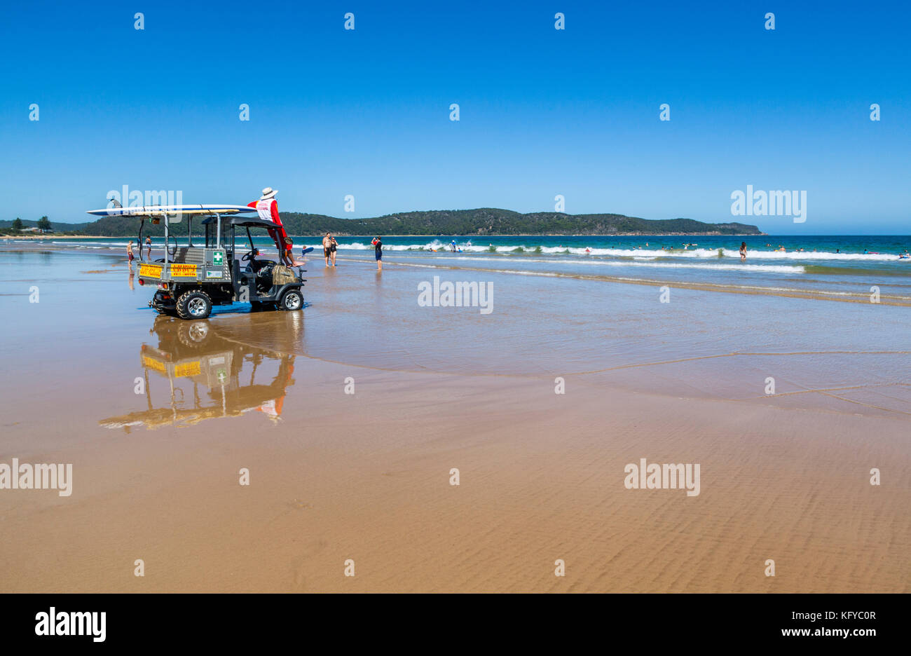 Australien, New South Wales, Central Coast, Surf Live Saver beobachten Umina Strand bei Ebbe Stockfoto
