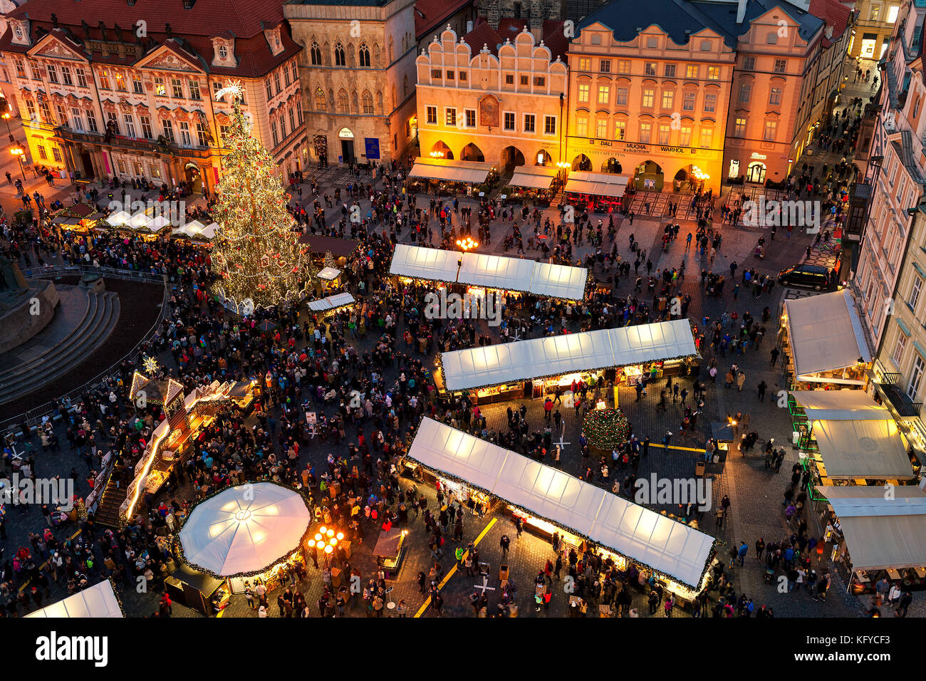 Prag, tschechische Republik - 11. Dezember 2016: Blick von oben auf den berühmten traditionellen Weihnachtsmarkt am Marktplatz der Altstadt. Stockfoto