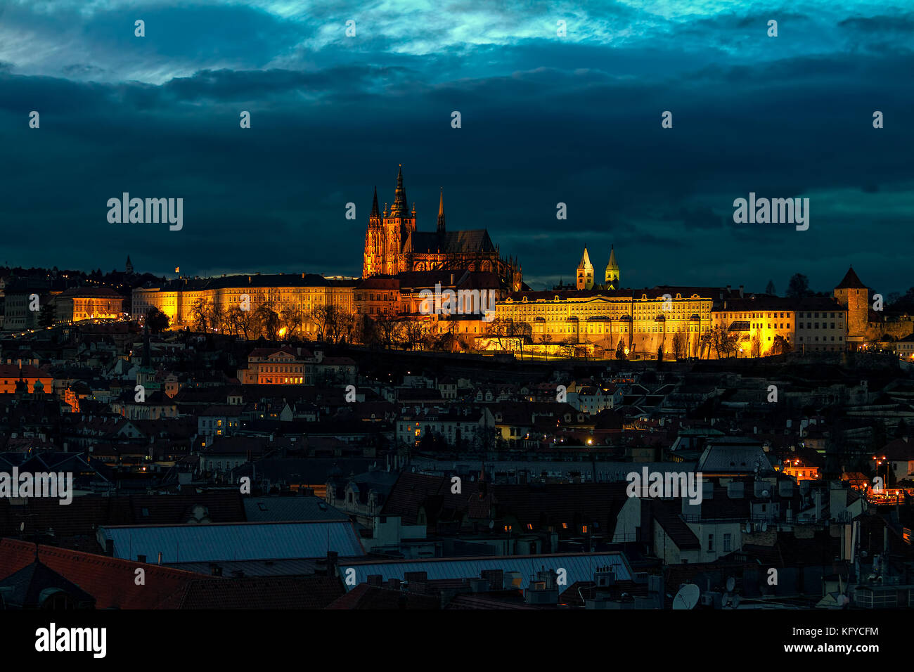 Blick auf den beleuchteten Saint Vitus Kathedrale und Dächer der Altstadt in Prag, tschechische Republik. Stockfoto