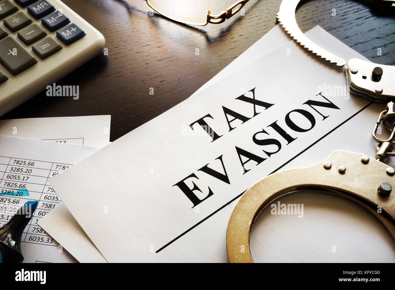 Papiere über Steuerhinterziehung auf einem Schreibtisch. Steuerhinterziehung Konzept. Stockfoto