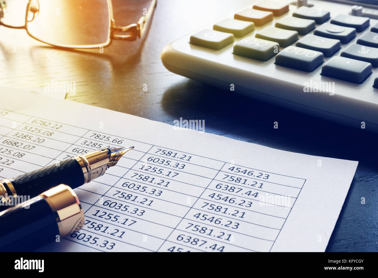 Büro Tisch mit Geschäftsbericht und finanzielle Dokumente. Stockfoto