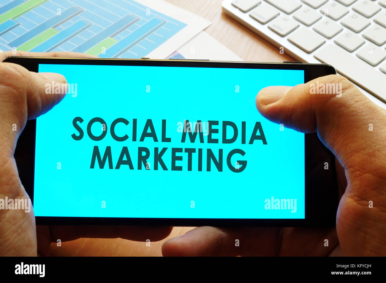 Hand Smartphone mit Worten social media marketing. Stockfoto