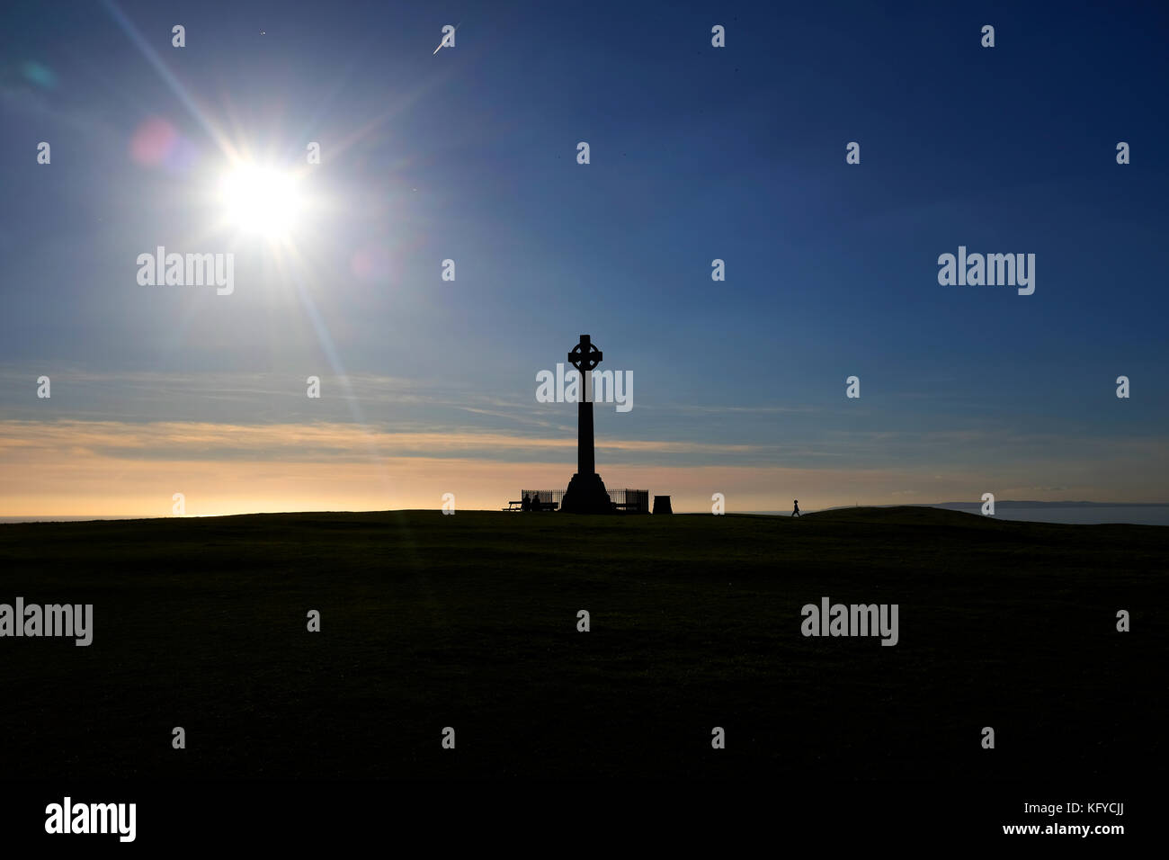 Keltisches Kreuz, Denkmal, Kreide, Klippen, Zaun, Gras, Tennyson, Süßwasser, Bucht, Compton Bay, Isle of Wight, England, Vereinigtes Königreich, Stockfoto