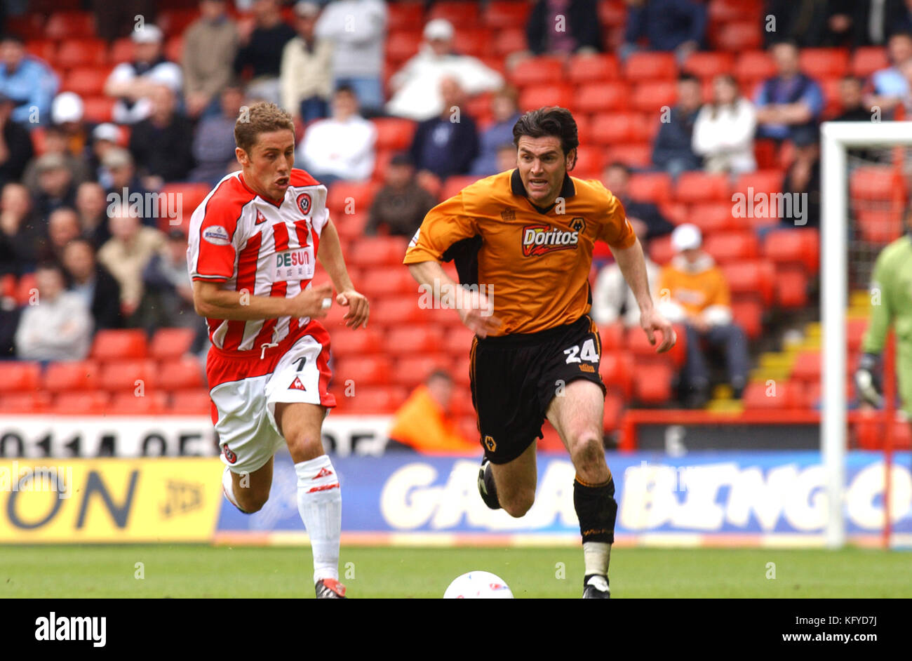 Fußballer Marc Edworthy und Michael Braun SHEFFIELD UTD V WÖLFE AM BRAMHALL LANE. Stockfoto