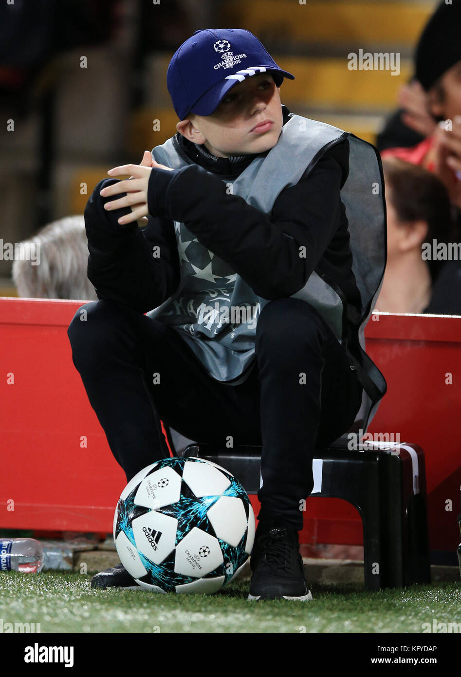 Ein Balljunge während des UEFA Champions League-, Gruppen-E-Spiels in Anfield, Liverpool. DRÜCKEN SIE VERBANDSFOTO. Bilddatum: Mittwoch, 1. November 2017. Siehe PA Geschichte FUSSBALL Liverpool. Bildnachweis sollte lauten: Peter Byrne/PA Wire Stockfoto