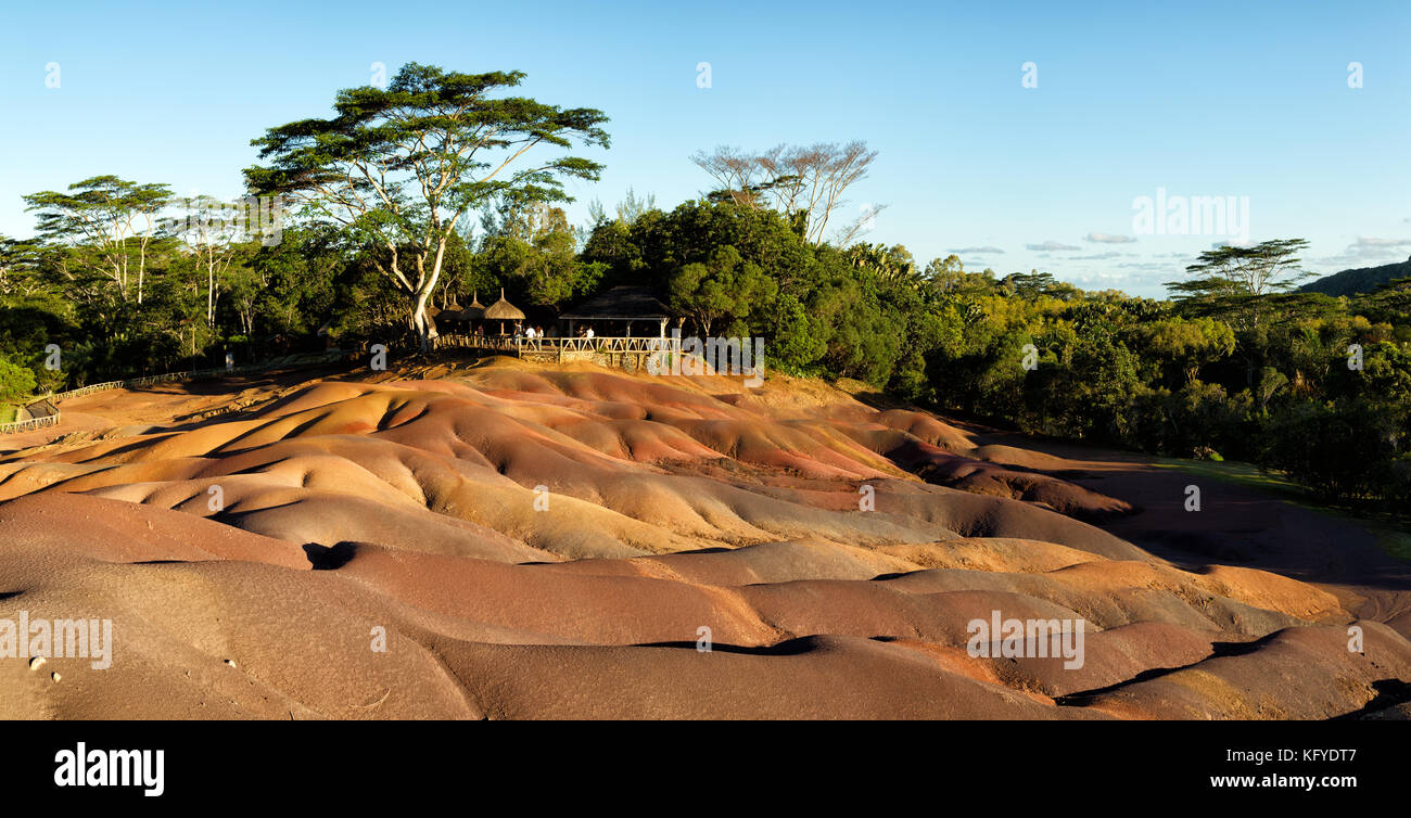 Die sieben farbigen Erden, eine geologische Formation und touristische Attraktion in der Nähe von Chamarel, Mauritius, Afrika. Stockfoto