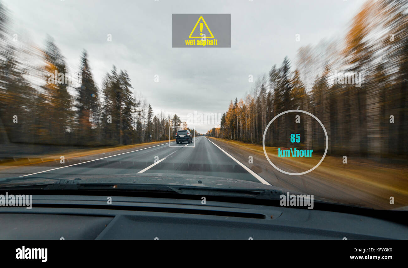 Ansicht der HUD-Panel mit Informationen von Geschwindigkeit, Vorsicht Fahrbahn und scannen Sensoren mit hoher Geschwindigkeit fahren Sie auf Herbst Wald Straße Stockfoto