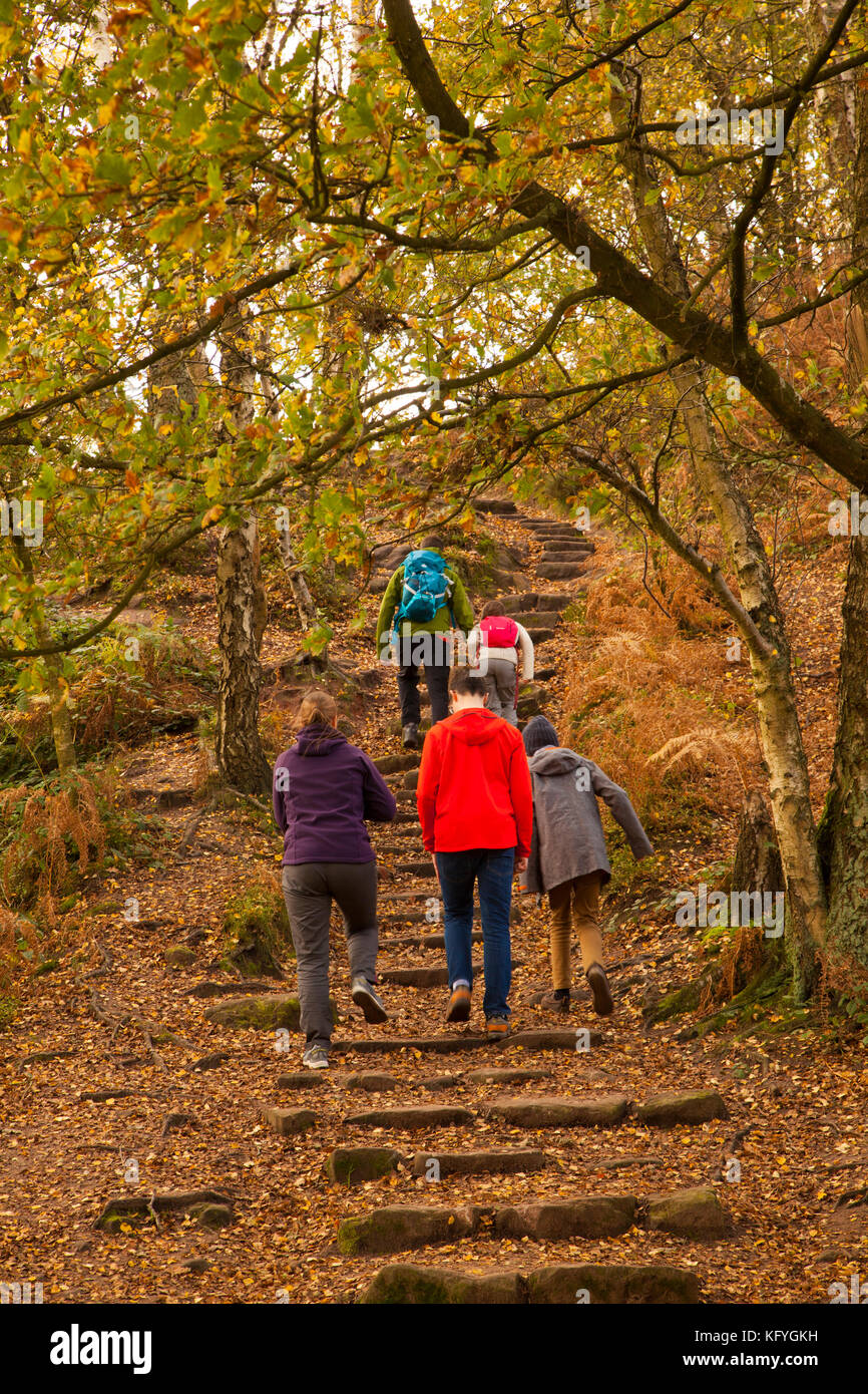 Familie Wandern im Herbst entlang der Bickerton Hügel Abschnitt aus Sandstein Trail, der zwischen Whitchurch in Shropshire und Frodsham in Cheshire Stockfoto