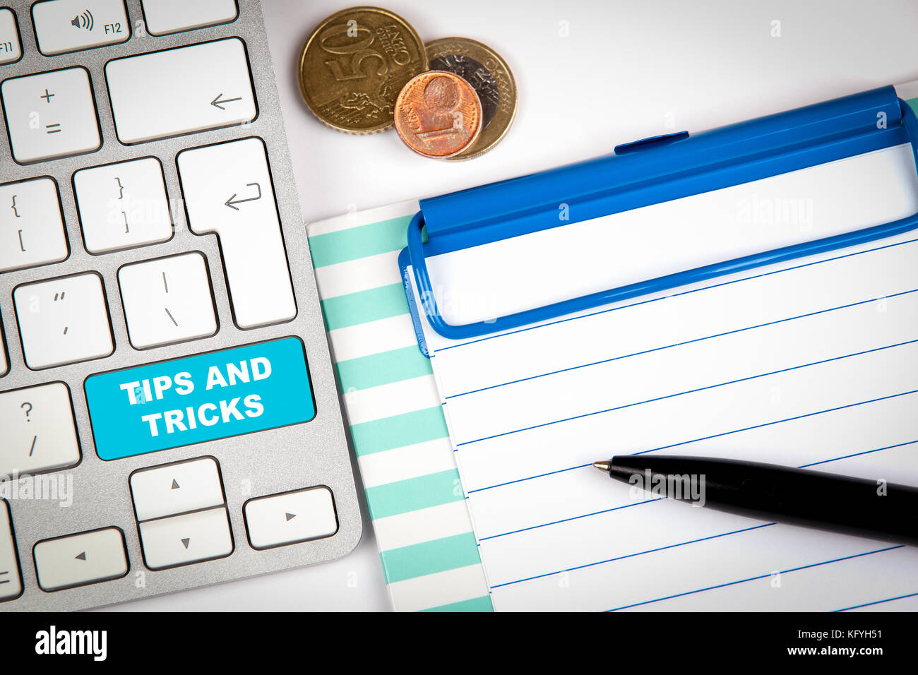 Tipps und Tricks. Computer Tastatur auf einem weißen Büro Schreibtisch mit verschiedenen Gegenständen Stockfoto